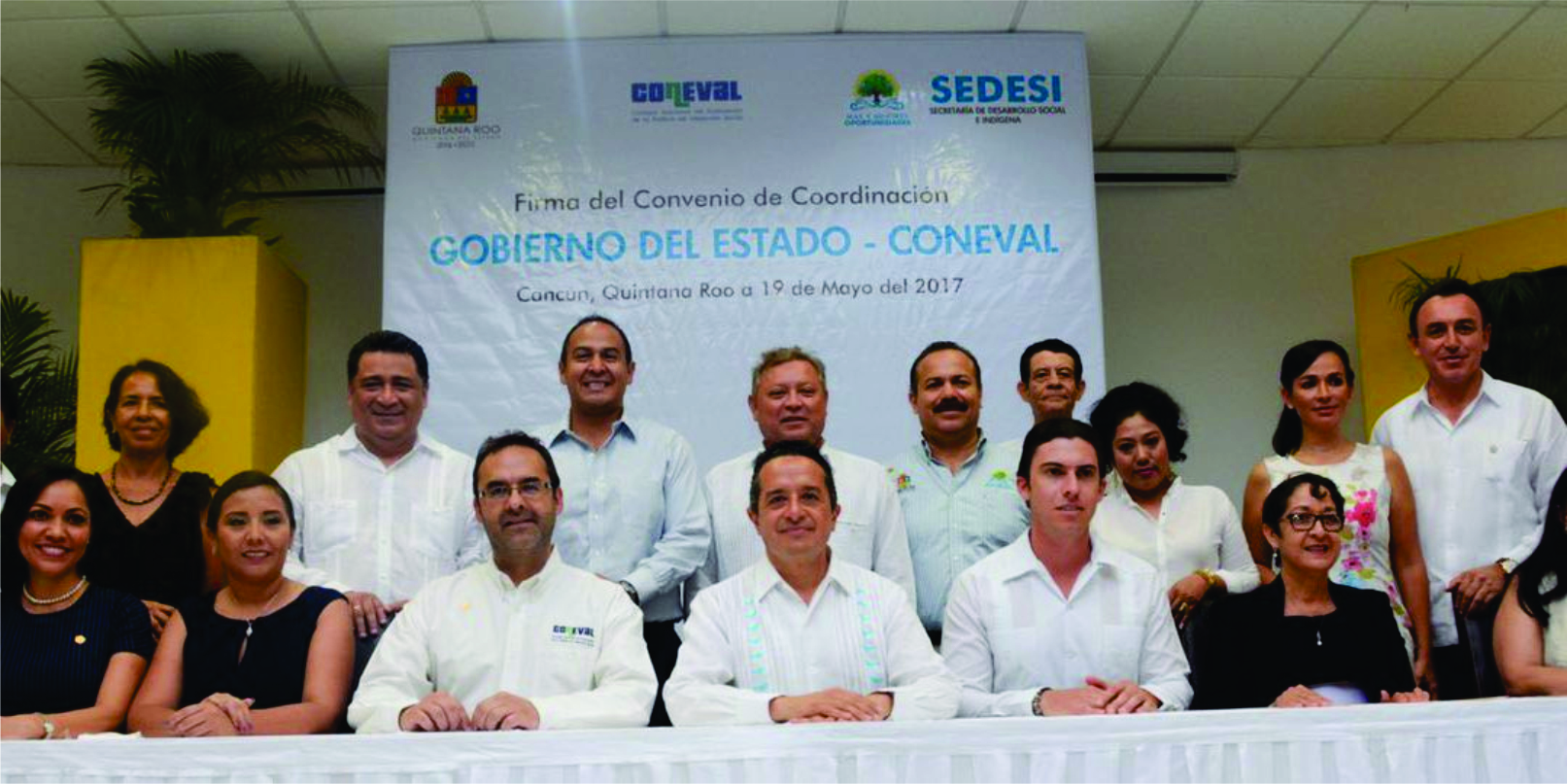 Dra. Elisa Guillén Argüelles, recibe nombramiento como Miembro del CONEVAL de manos del CP Carlos Joaquín González, Gobernador Constitucional del Estado de Q. Roo