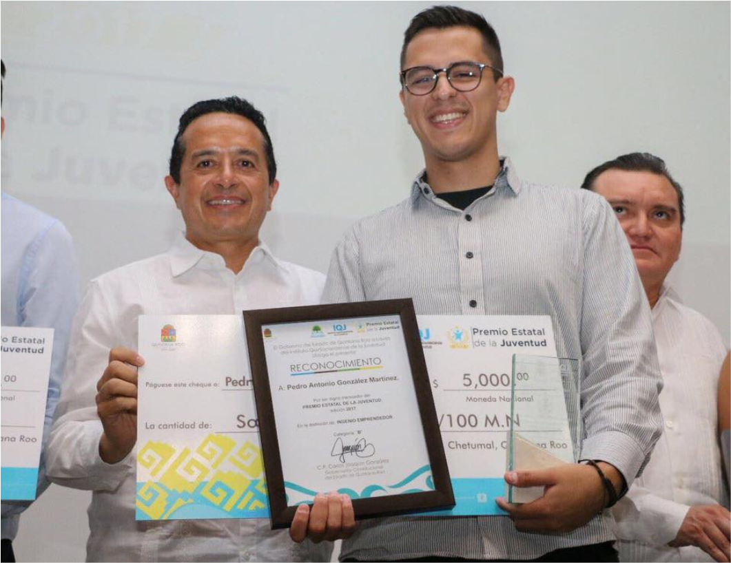 Pedro A. González recibe de manos del CP. Carlos Joaquín González-Gobernador Constitucional de Q. Roo, Premio Estatal de la Juventud 2017 Categoría Ingenio Emprendedor