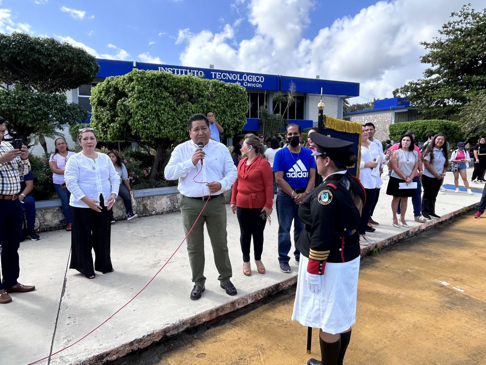 El Instituto Tecnológico de Cancún, Realiza abanderamiento a los estudiantes que participarán en el “XXVIII encuentro nacional de escoltas y bandas de guerra del TECNM”.